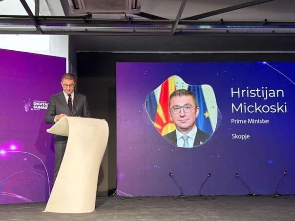 Premijer Sj. Makedonije najavio da će sve javne usluge biti dostupne online