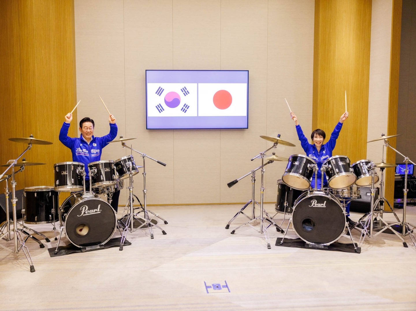 Premijeri Japana i Južne Koreje zajedno svirali bubnjeve