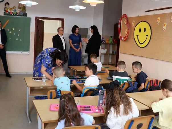 Buhač i Velagić obišli prvašiće i školama poklonili interaktivne pametne ploče