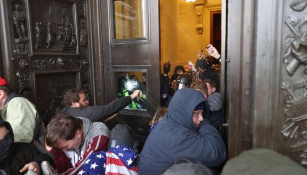 Preminula ranjena žena, još jedan demonstrant u kritičnom stanju