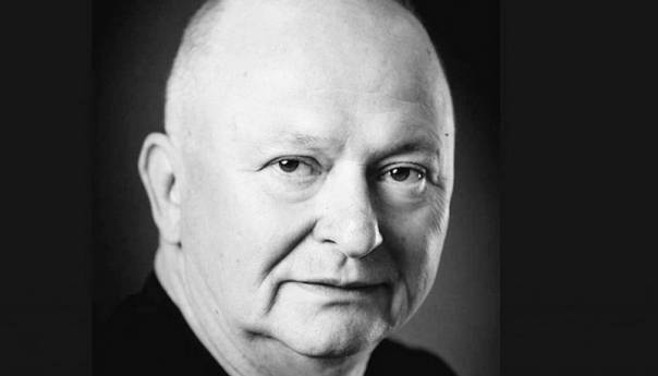 Preminuo dramaturg Hasan Džafić, scenarist kultne bh. serije 'Viza za budućnost'