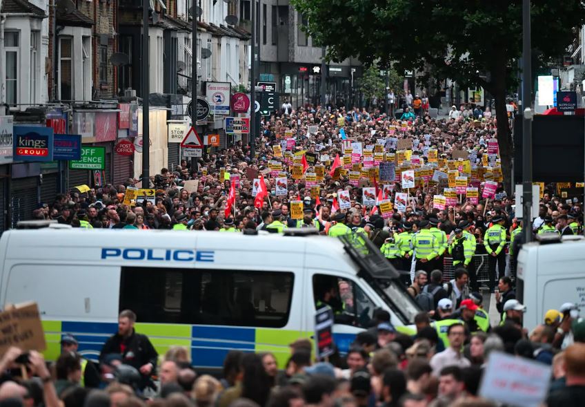 Preokret u Britaniji: Hiljade ljudi na ulicama daje podršku izbjeglicama