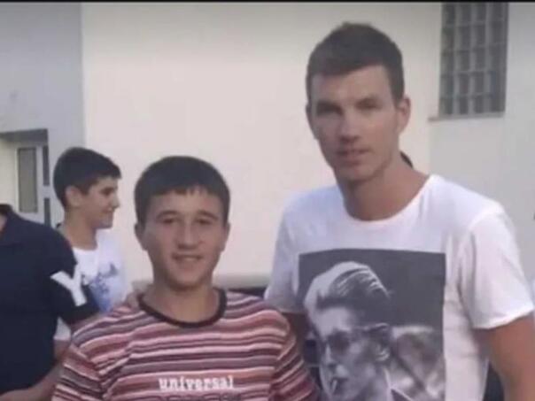 Prepoznajete li Zmaja? Prije 12 godina se slikao s Džekom, a sinoć ga zamijenio na terenu