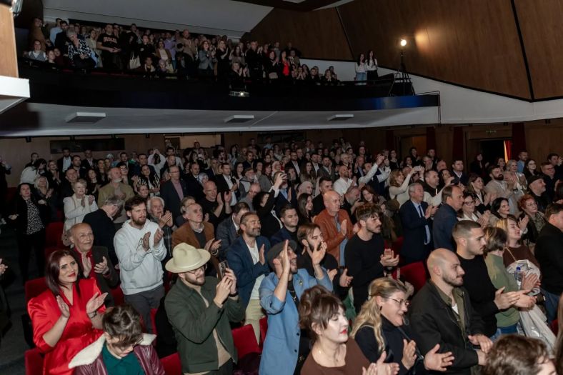 Prepuna sala, sjajna atmosfera i višeminutni aplauz: Premijera o Mujagi Komadini oduševila publiku
