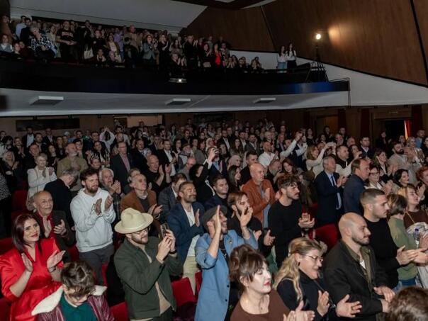 Prepuna sala, sjajna atmosfera i višeminutni aplauz: Premijera o Mujagi Komadini oduševila publiku