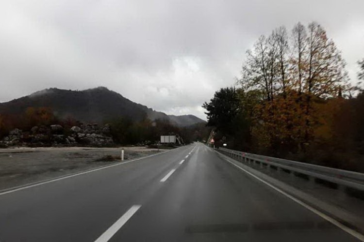 Pretežno mokar kolovaz, povećana opasnost od odrona