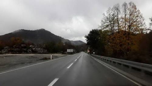 Pretežno mokar kolovaz, povećana opasnost od odrona