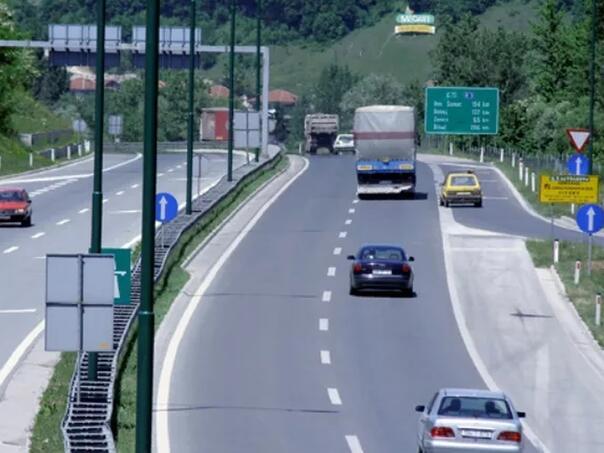 Pretežno mokar kolovoz i povećana opasnost od odrona jutros u BiH