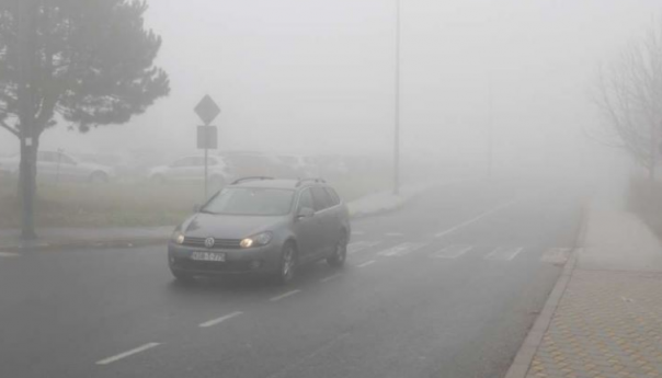 Pretežno mokar kolovoz, smanjena vidljivost zbog magle, na pojedinim dionicama i do 50 metara