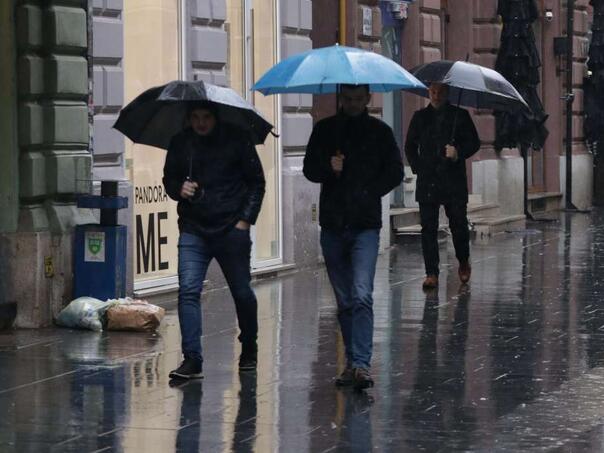 Pretežno oblačno jutro u BiH, ponegdje sa slabom kišom