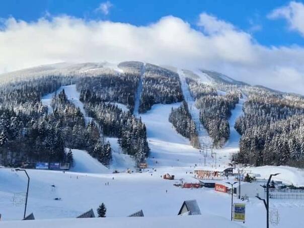 Pretežno oblačno vrijeme s maglom po kotlinama, na Bjelašnici -2 stepena