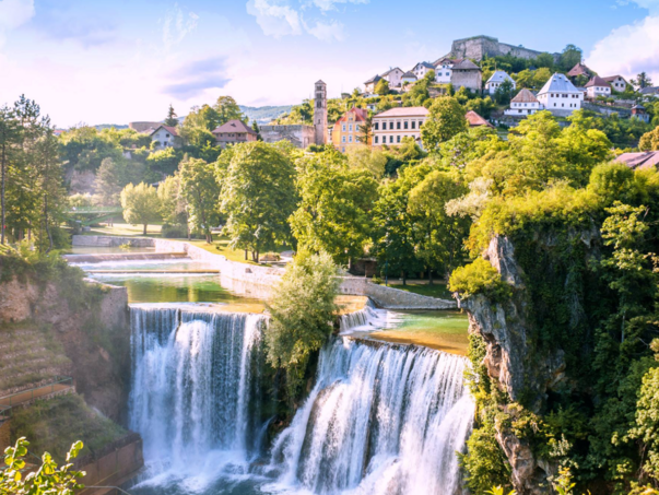 Pretežno oblačno vrijeme u BiH sa kišom u većini područja, u Jajcu 16 stepeni