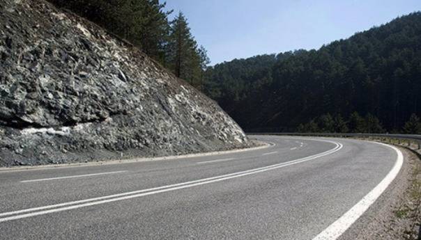 Pretežno suh i mjestimično vlažan kolovoz, slabiji promet vozila