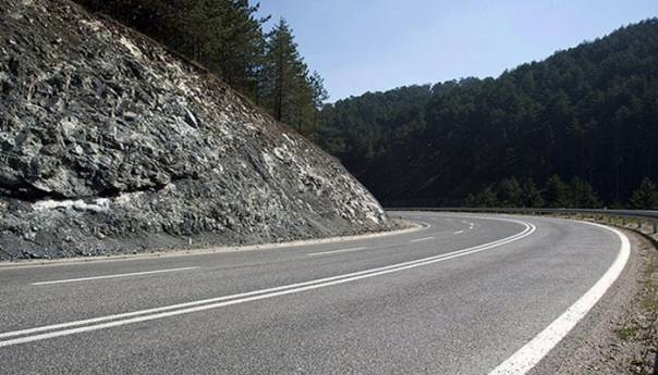 Pretežno suh i mjestimično vlažan kolovoz, slabiji promet vozila