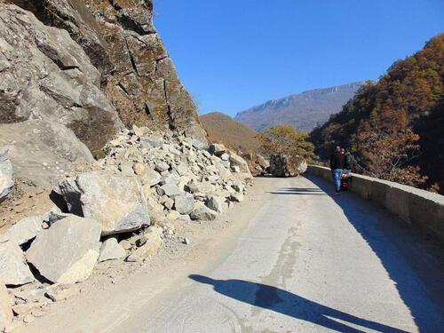 Pretežno suh kolovoz, učestali odroni na brojnim dionicama