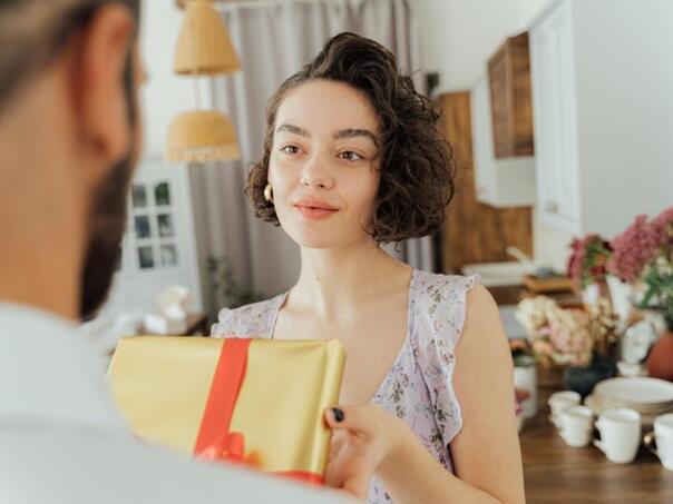 Pretjerana pažnja u vezi? Ovi znakovi mogu ukazivati na manipulaciju i toksičnost