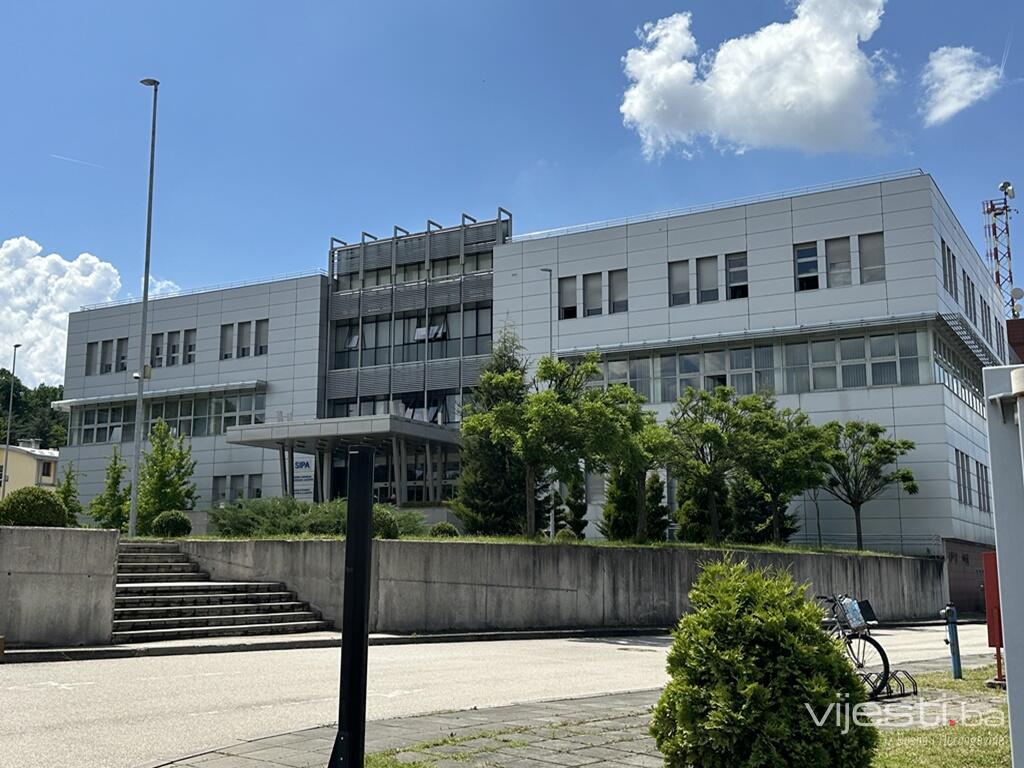 Pretresi na pet lokacija i u banci u Tuzli, uhapšeno jedno lice