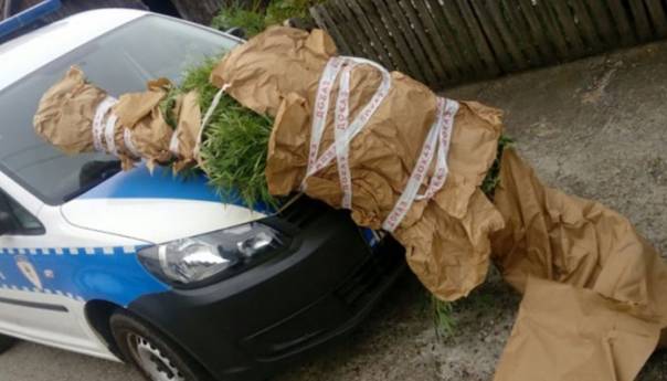 Pretresi na tri lokacije, pronađeni droga i oružje