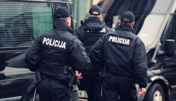 Pretresi nekretnina i određenih pokretnih stvari u vlasništvu O.M.