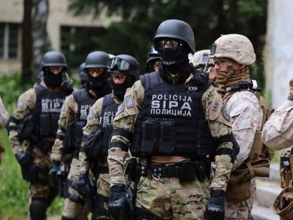 Pretresi SIPA-e na više lokacija u Sarajevo zbog sumnje na krijumčarenje vojne opreme i ljudi