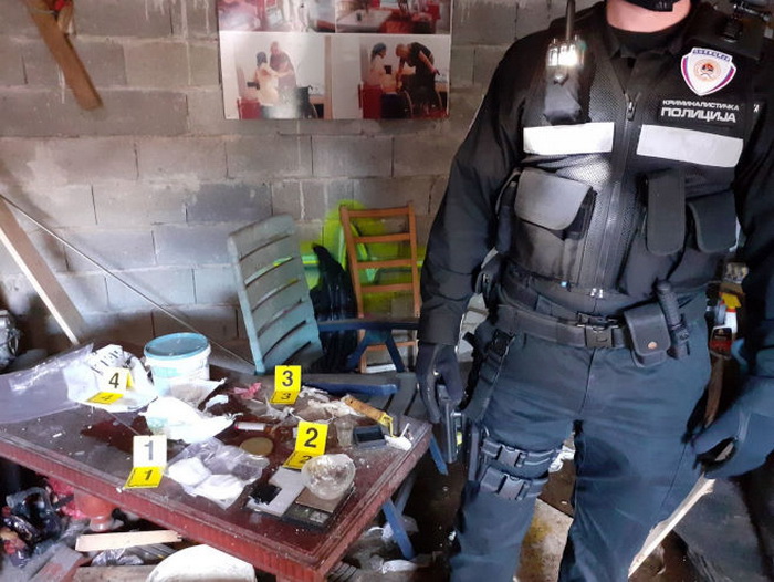 Pretresi u Banjaluci: Pronađena droga i oružje, troje uhapšenih