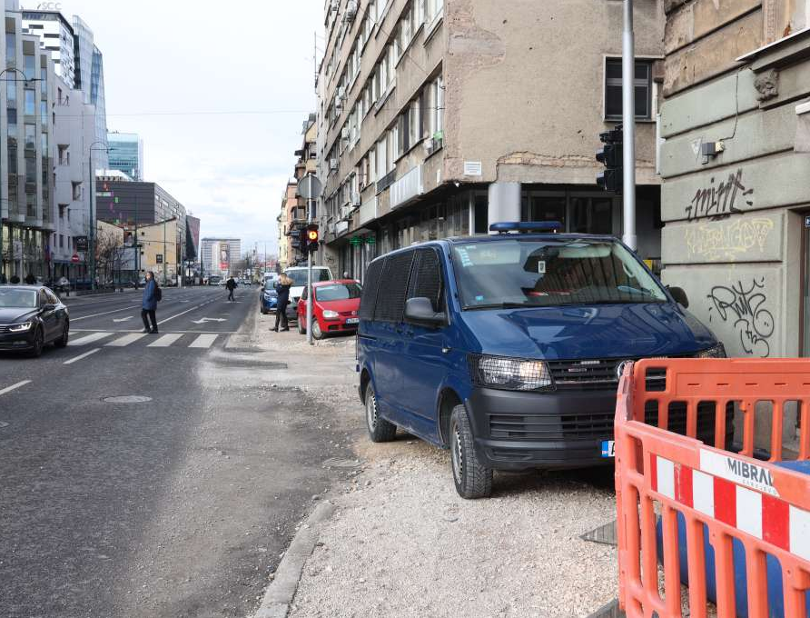 Pretresi u Službi za zapošljavanje KS: Izuzeta dokumentacija i mobilni telefoni