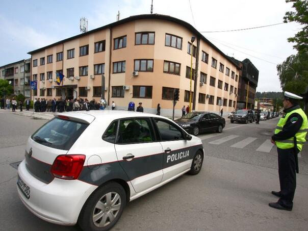 Pretresi u Tuzlanskom kantonu: Pronađeni oružje, municija i droga