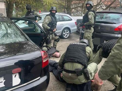 Pretresi u Zenici i Banjoj Luci, uhapšeno više osoba, pronađena droga i oružje