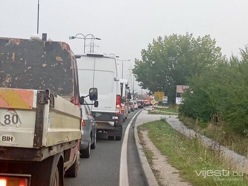 Prevoznici blokiraju saobraćajne trake u Sarajevu, formiraju se gužve