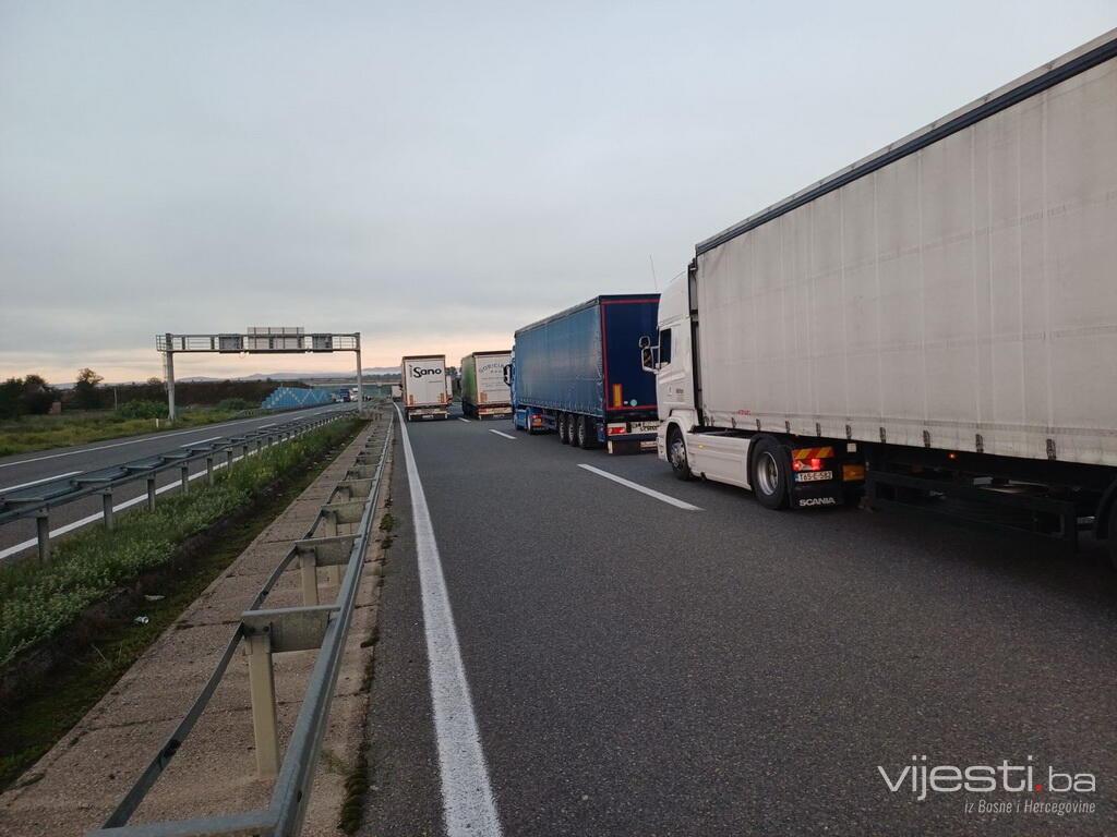 Prevoznici u podne blokiraju teretne granične terminale