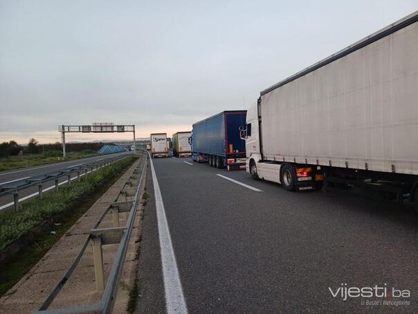 Prevoznici u podne blokiraju teretne granične terminale