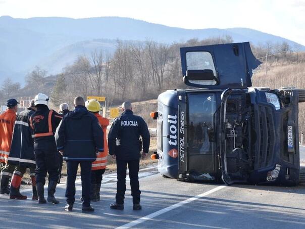 Prevrnula se cisterna kod Bugojna: Curi gorivo, policija na terenu
