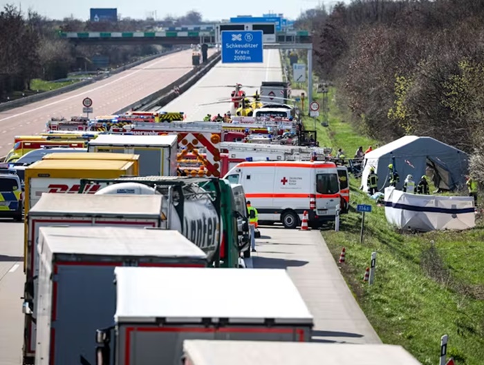 Prevrnuo se autobus na istoku Njemačke, najmanje pet mrtvih
