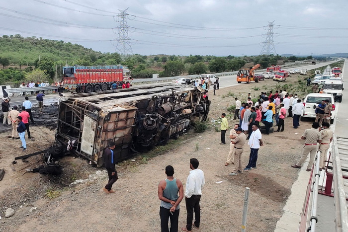 Prevrnuo se autobus u Indiji, najmanje 25 poginulih