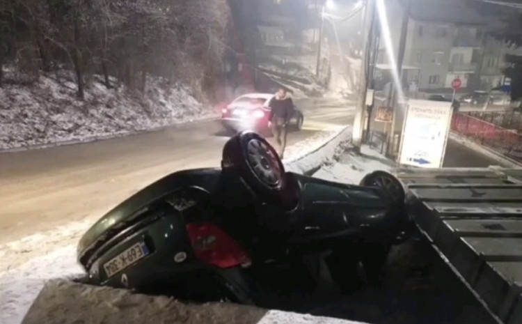 Prevrnuo se automobil u Sarajevu i udario u trafostanicu