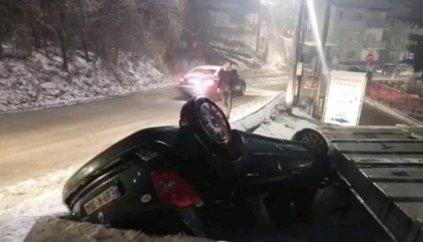 Prevrnuo se automobil u Sarajevu i udario u trafostanicu