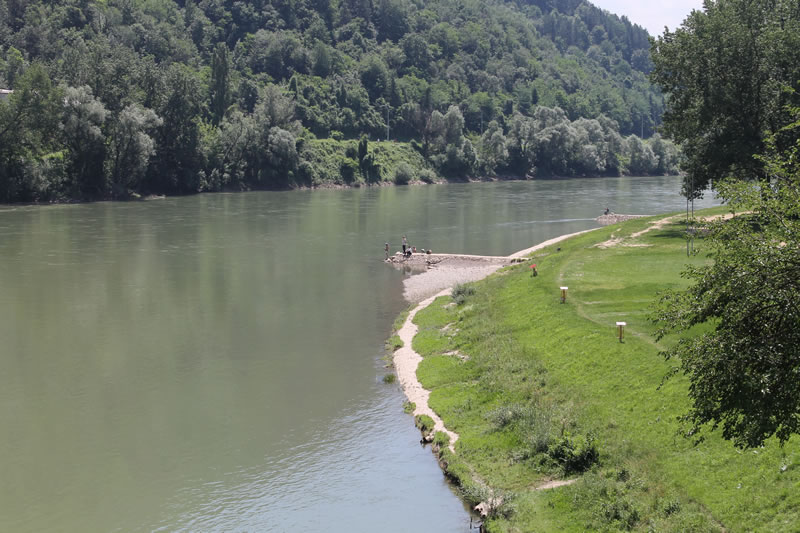 Prevrnuo se čamac sa migrantima na Drini, u toku potraga za nestalim