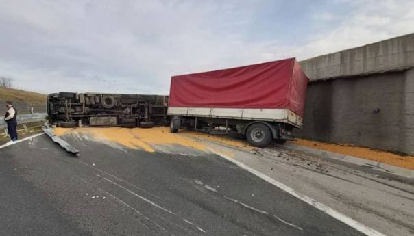 Prevrnuo se kamion na autoputu kod Prnjavora