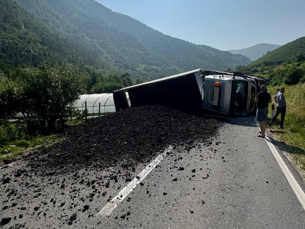 Prevrnuo se kamion na magistralnom putu Donji Vakuf - Jajce