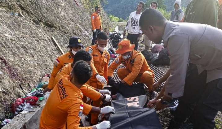 Prevrnuo se kamion s rudarima u Indoneziji, 18 ljudi poginulo