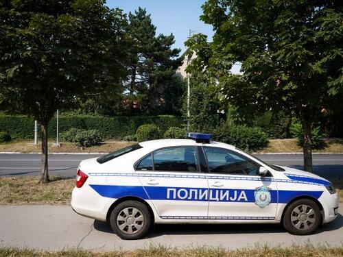 Prevrnuo se kombi sa migrantima kod Bele Palanke, više od 20 povrijeđenih