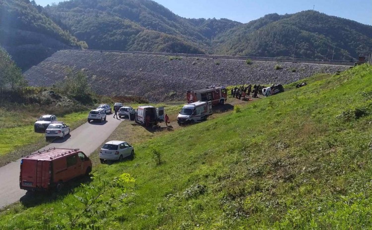 Prevrnuo se minibus s umirovljenicima kod Valjeva, jedna osoba poginula