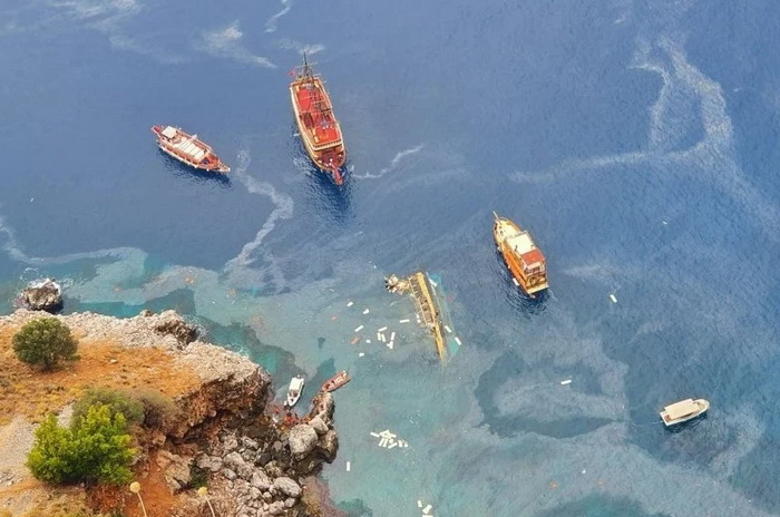 Prevrnuo se turistički brod u Antaliji, jedna osoba preminula