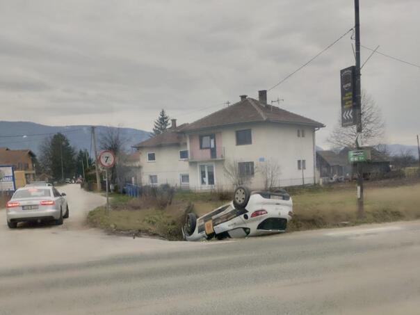Prevrnuto vozilo: Automobil završio u kanalu pored puta