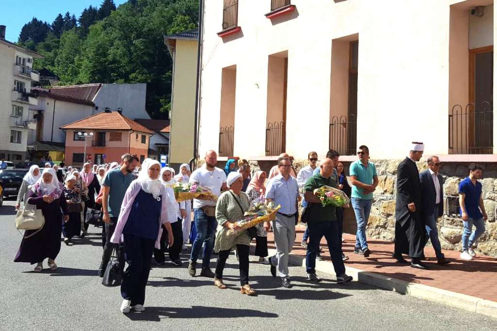 Preživjele žrtve genocida posjećuju mjesta stradanja svojih najmilijih