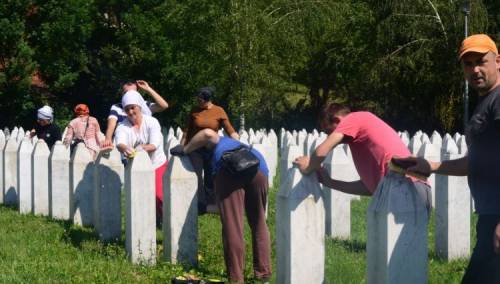 Preživjeli iz Srebrenice i Bratunca čiste nišane u mezarju Potočari