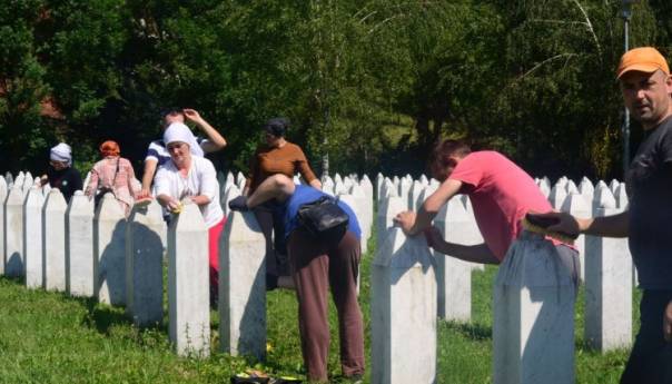 Preživjeli iz Srebrenice i Bratunca čiste nišane u mezarju Potočari