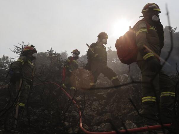 Pri gašenju požara kod Praga povrijeđeno 19 vatrogasaca