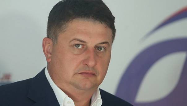 Pričom o razdruživanju SNSD pokušava zaustaviti pad rejtinga