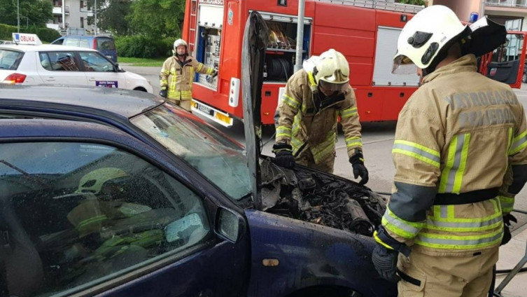 Prijedor: Automobil se zapalio tokom vožnje
